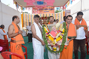Devotees receiving the Guru Rath at Sri Guru Ganesh Prasad - GSB Seva Mandal, Mumbai