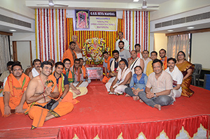 Pooja offered to the portrait of HH Swamiji during Rath Yatra - GSB Seva Mandal, Mumbai