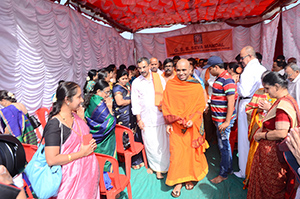 HH Swamiji guiding members about the Varsave project - GSB Seva Mandal, Mumbai